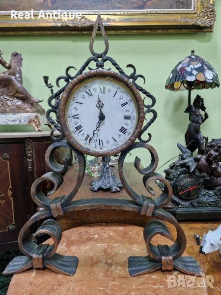 Уникален голям много красив антикварен настолен часовник с корпус от ковано желязо , снимка 1