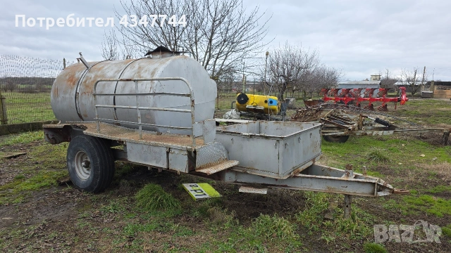 Продават се 2 броя цистерни: с коша е 4.5кубика. Другата 3.2 кубика.