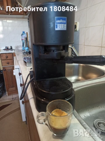 Кафе машина Лаваца с капсули Лаваца Блу.  Работи добре и прави супер кафе с каймак  , снимка 5 - Кафемашини - 51392807