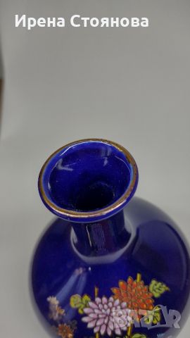 Малка китайска ваза в кобалтово синьо украсена с букет от цветя, подчертани със злато., снимка 7 - Вази - 45194313