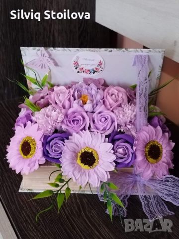 Кутия книги със микс от сапунени цветя изработени от пластичен сапун , снимка 1 - Подаръци за жени - 45495942