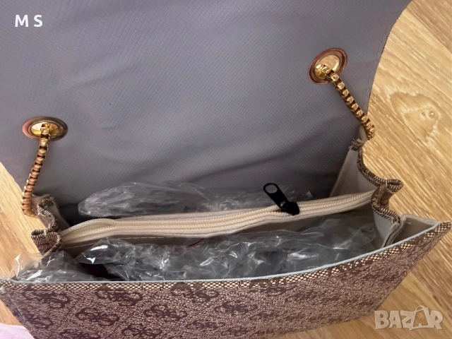 Дамска чанта Guess, снимка 2 - Чанти - 53847838