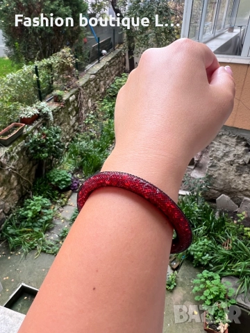 Червена гривна с блестящи камъчета обвити в черна мрежа с магнитна закопчалка ❤️❤️❤️❤️, снимка 3 - Гривни - 52377696