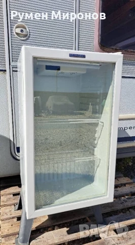 Продавам хладилник със стъклена врата. 