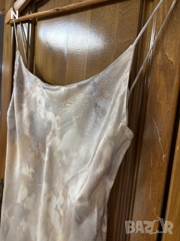 Нова сатенена рокля на Bershka