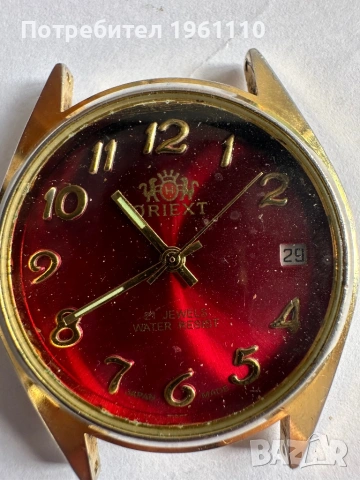 Часовник от марката Qriext. 