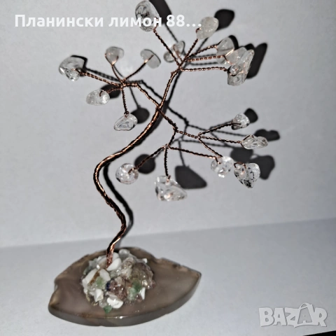 дърво с естествени камъчета от прозрачен кварц