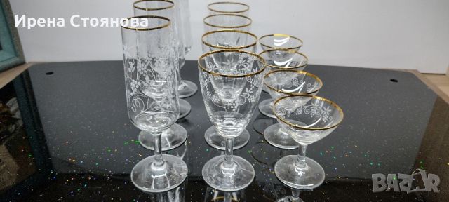 Винтидж сет от тънкостенен кристал чаши. Плътен златен кант, декор лозов лист. , снимка 1 - Чаши - 46441643