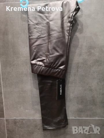 Нов Комплект от Клин от екокожа и Поло от релефен трикотаж с къс ръкав, размер S, снимка 4 - Комплекти - 52052387