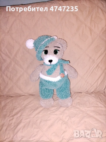 Ръчно плетена играчка амигуруми.