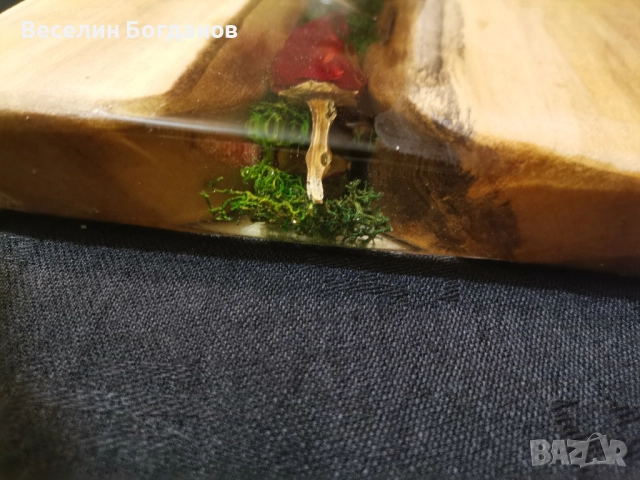 Дъска изработена от епоксидна смола и орех