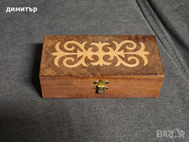 Дървена кутия за бижута с пиано лак