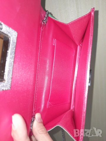 нова цикламена сатенена чанта , снимка 3 - Чанти - 53015572