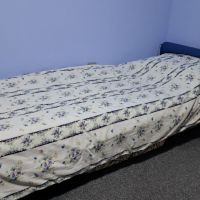 Стилно единично метално легло с латексов матрак, снимка 1 - Спални и легла - 45113190