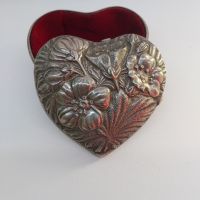Метална посребрена бижутерка с форма на сърце и красиви релефни цветя на капака, снимка 3 - Антикварни и старинни предмети - 45834982