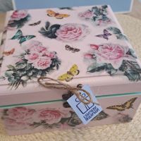 Ръчно изработена кутия голяма за бижута с декупаж с рози и пеперуди отвън пастелно розова , снимка 1 - Декорация за дома - 45467539