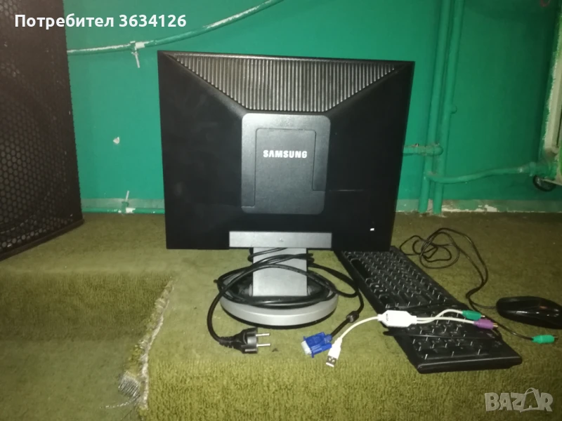 Монитор за компютър с клавиатура и мишка, снимка 1