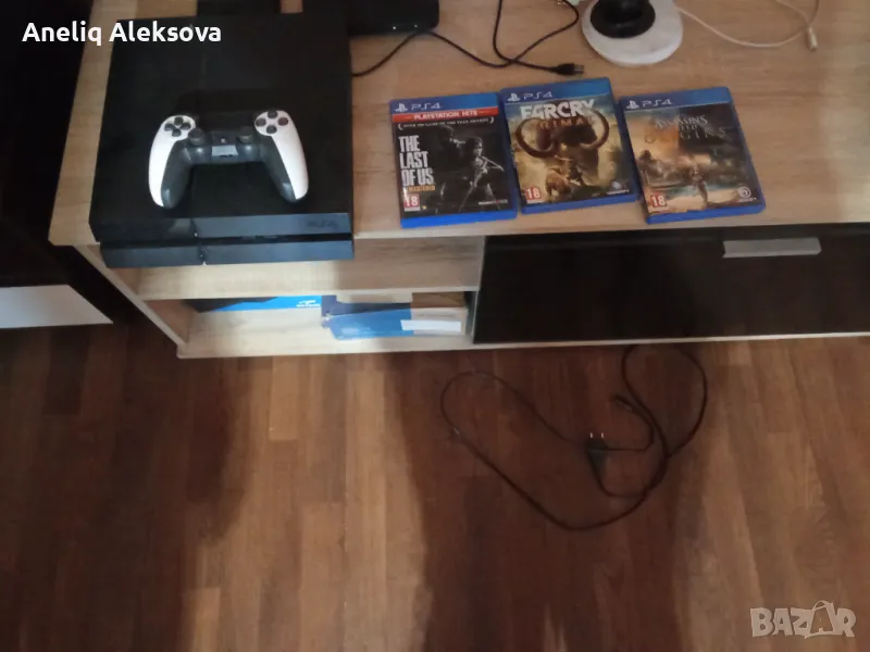 Продавам  PS4 конзола подходяща за подарък + 3 броя нови игри , снимка 1