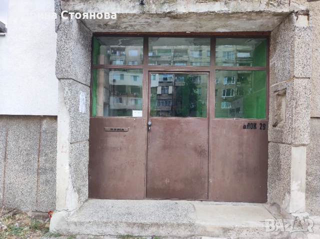 Входна врата за блок.