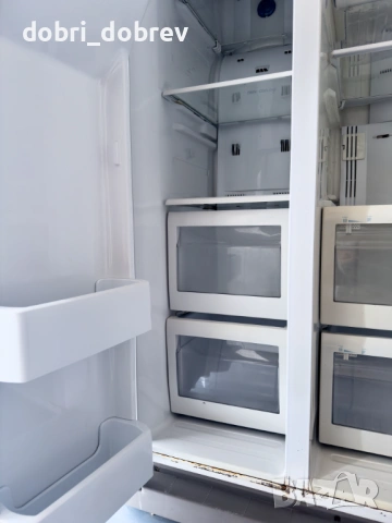 Двукрилен хладилник с фризер и вграден дисенсър за вода и лед Samsung, снимка 8 - Хладилници - 53924636