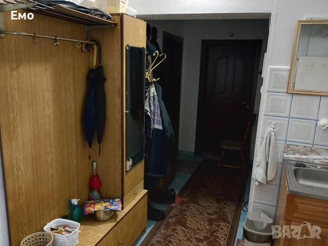 Собственик продава солидна къща с висок гараж, 2 мазета и допълнителна къща с дълга алея и веранда, снимка 8 - Къщи - 53401232