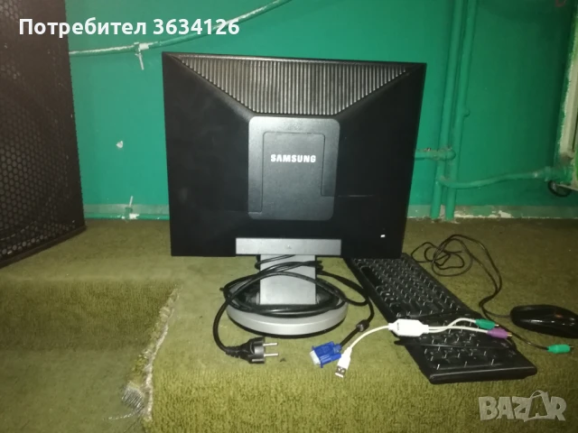 Монитор за компютър с клавиатура и мишка