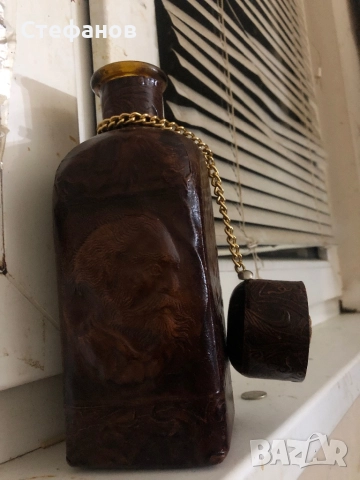 Бутилка за алкохол облицована с кожа