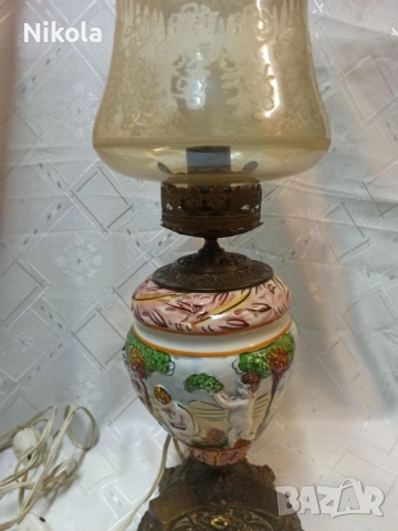 Антикварна висока настолна лампа Capodimonte -бронзова основа с орнаменти и порцелан, снимка 2 - Антикварни и старинни предмети - 52011738