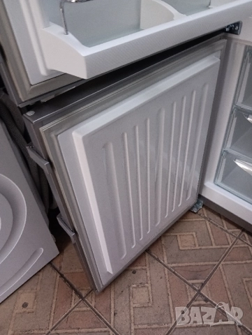 Иноксов комбиниран хладилник с фризер Liebherr с 2 години гаранция!, снимка 3 - Хладилници - 52396526