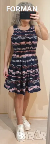 РАЗКОШНА тъмносиня кукленска рокля на розови цветчета, снимка 2 - Рокли - 49820018