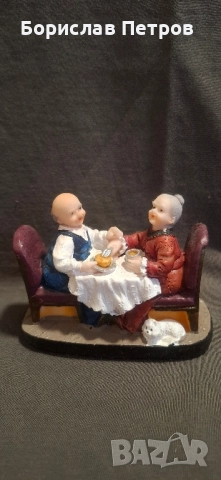 Изящна фигурка "Баба и дядо на масата"