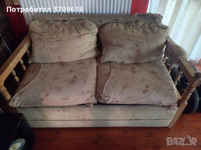 Продавам малък разтегателен диван.