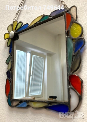 Огледало с витражна рамка.