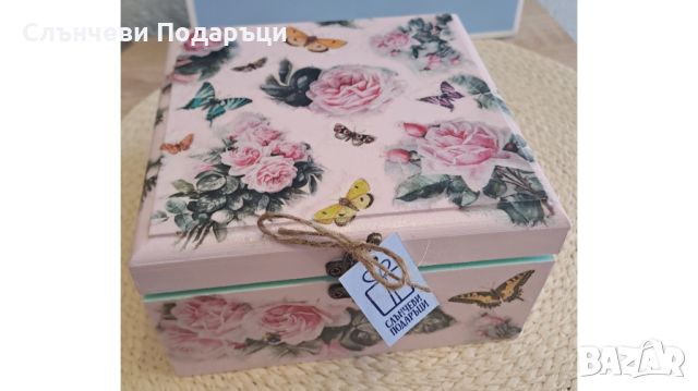 Ръчно изработена кутия голяма за бижута с декупаж с рози и пеперуди отвън пастелно розова 