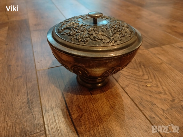 Посребрена бонбониера 