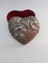 Метална посребрена бижутерка с форма на сърце и красиви релефни цветя на капака, снимка 3