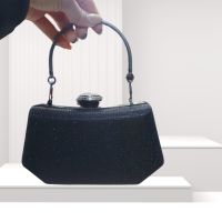 Малка дамска официална чанта с нестандартен дизайн 19/11см, снимка 2 - Чанти - 45752820