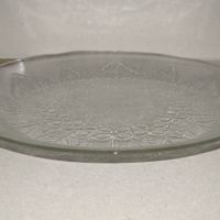 Голяма фина стара чиния 29 см безцветно прозрачно стъкло, запазена, снимка 2 - Чинии - 45717048