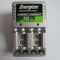 Зарядно устройство за батерии, снимка 1 - Батерии, зарядни - 45879490