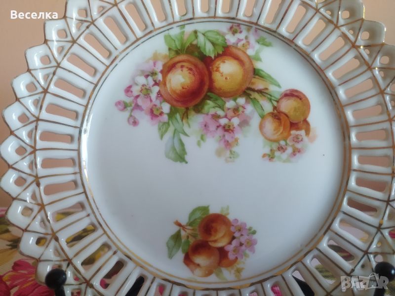 Ажурна порцеланова чинийка с праскови и златен кант , снимка 1
