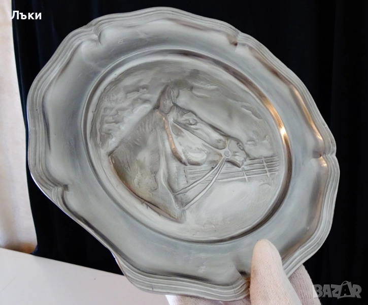 Калаена чиния,пано,глава на Кон,680 гр. , снимка 1