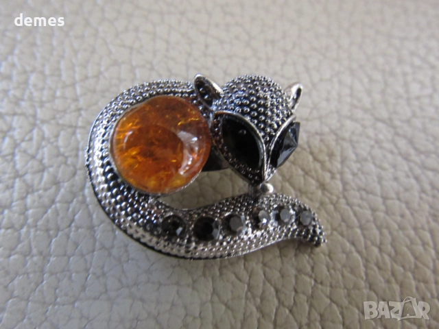 Брошка-лисица от първокласен балтийски кехлибар, снимка 2 - Колиета, медальони, синджири - 52596280