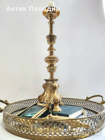 Висок месингов свещник с декоративна основа