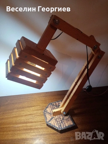 Настолна лампа от дърво