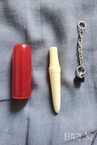 Мини химикалка под формата на бутилка вино и още една- цената е за 2те