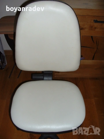 Въртящ се кожен офис стол