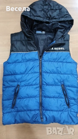 Елек с качулка за момче размер 158. 