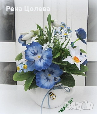 Теменужки в керамична лейка