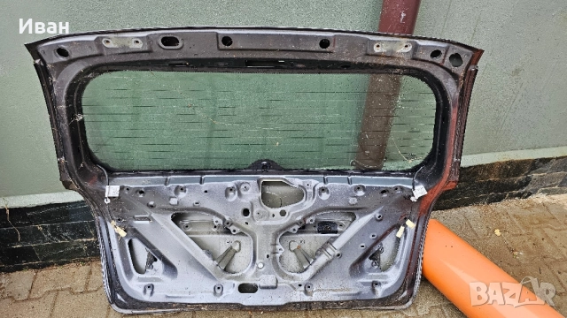 Ударени задни врати (багажник) от Mercedes GL X164 и Toyota Avensis T25 комби, снимка 4 - Части - 52088663