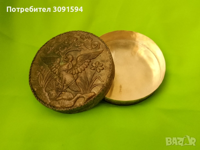 релефна медна посребрена кутия за бижута с огледало възрожденски стил, снимка 6 - Антикварни и старинни предмети - 51482064